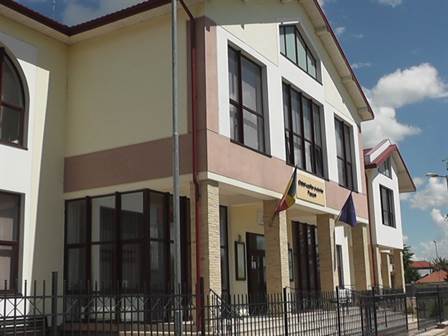 Elevii de la Clubul Copiilor, curata orasul de hartii. Din banii adunati, vor face cadouri copiilor defavorizati