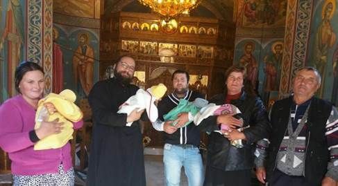 ÎPS Teofan, mitropolitul Moldovei şi Bucovinei, a botezat perechea de cvadrupleţi a unei familii din judeţul Iaşi