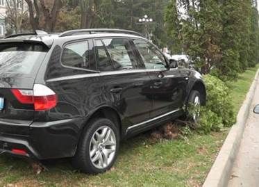 Accident rutier in centrul Pascaniului. O masina a intrat in copacii ornamentali