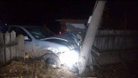 Accident rutier la Pascani. O masina a intrat intr-un stalp