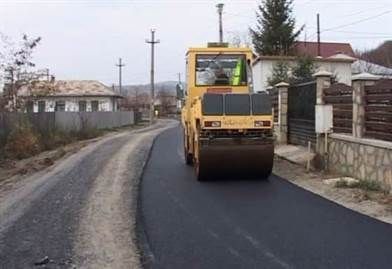 Se asfaltează la Hîrlău. Șase străzi vor fi modernizate