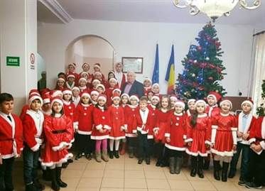 Cadouri pentru copii si pregatiri pentru sarbatori, la Targu-Frumos