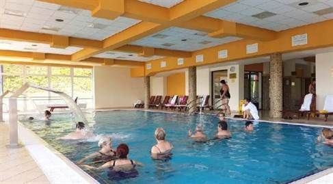 Pensionarii pot merge la băi, dar prețul e de lux: au crescut tarifele. Câte bilete are Casa de Pensii Iași