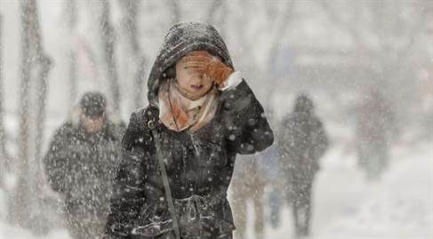 Încep ninsorile în România. Zăpada se va depune în mai multe regiuni. Județele sub cod galben de viscol