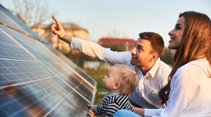 Românii pot în premieră să îşi cumpere panouri solare direct de la furnizorii de energie, în rate