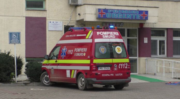 Accident la Tătăruși: o femeie a ajuns la spital după ce taxiul în care se afla a lovit un stâlp