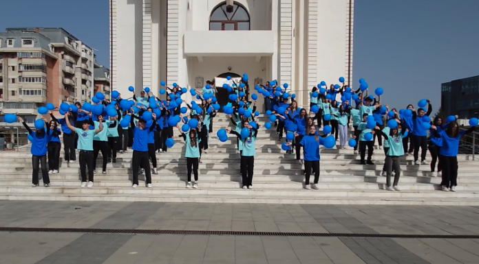 O nouă ediție a proiectului „Albastru pentru Solidaritate”, la Pașcani. Marșul solidarității, funda umană, flash-mob și multe alte activități, organizate de Școala Specială