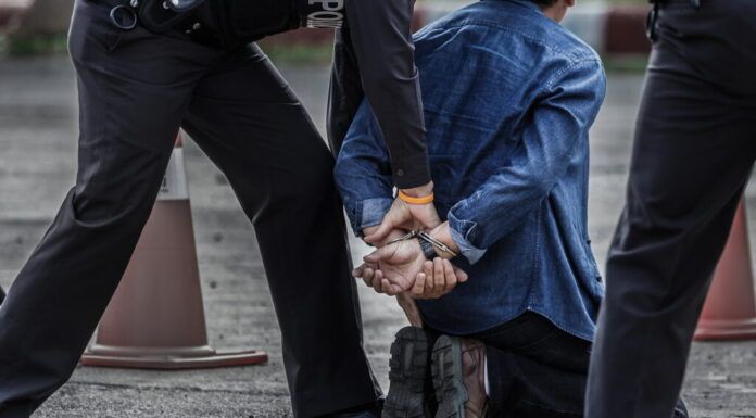 Traficanți periculoși de droguri din Pașcani, arestați preventiv: s-au confiscat arme, droguri, nouă mașini și sume mari de bani