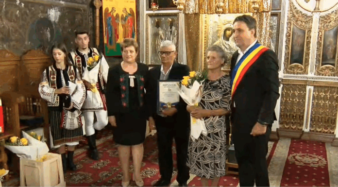 „Nunta de aur” sărbătorită la Deleni: 16 cupluri au aniversat 50 de ani de căsnicie – VIDEO