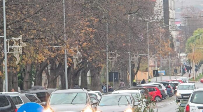 Pașcaniul se pregătește pentru sărbătorile de iarnă. Se montează iluminatul festiv