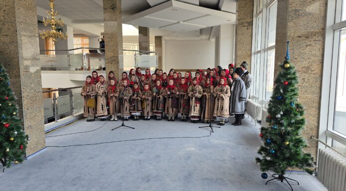 Colindători la Primăria Pașcani – VIDEO