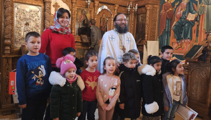 Un grup de preșcolari din Miroslovești, ajutoare în campania „Grăunte de Iubire” organizată de părintele, Dan Damaschin