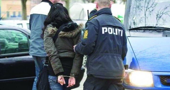 Doi polițiști din Iași care ar fi agresat o femeie ce sunase la 112 au scăpat ieftin în fața judecătorilor. Doar unul a fost amendat, dar nu va plăti