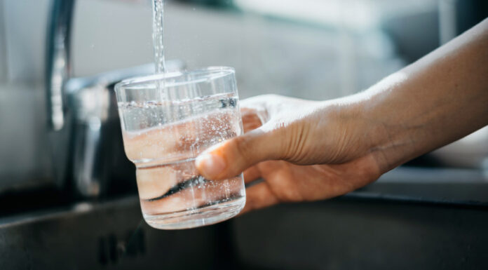 Au fost actualizate tarifele la apă și canalizare în mai multe zone din țară. Locuitorii căror județe plătesc cel mai mult