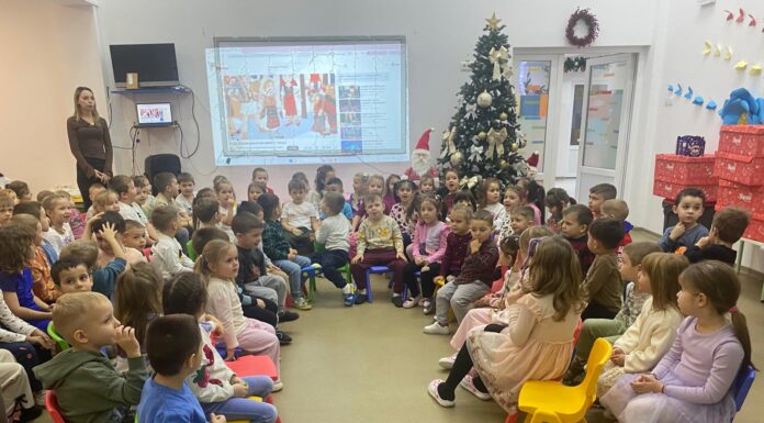 Copiii din grădinițele și școlile din Târgu Frumos au primit daruri din partea administrației locale