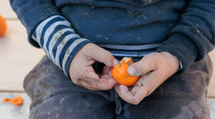 Minune de Crăciun pentru familiile sărace, din donații. Preotul Damaschin aduce bucurie pentru 10.500 de copii: „De unul singur n-aș putea”